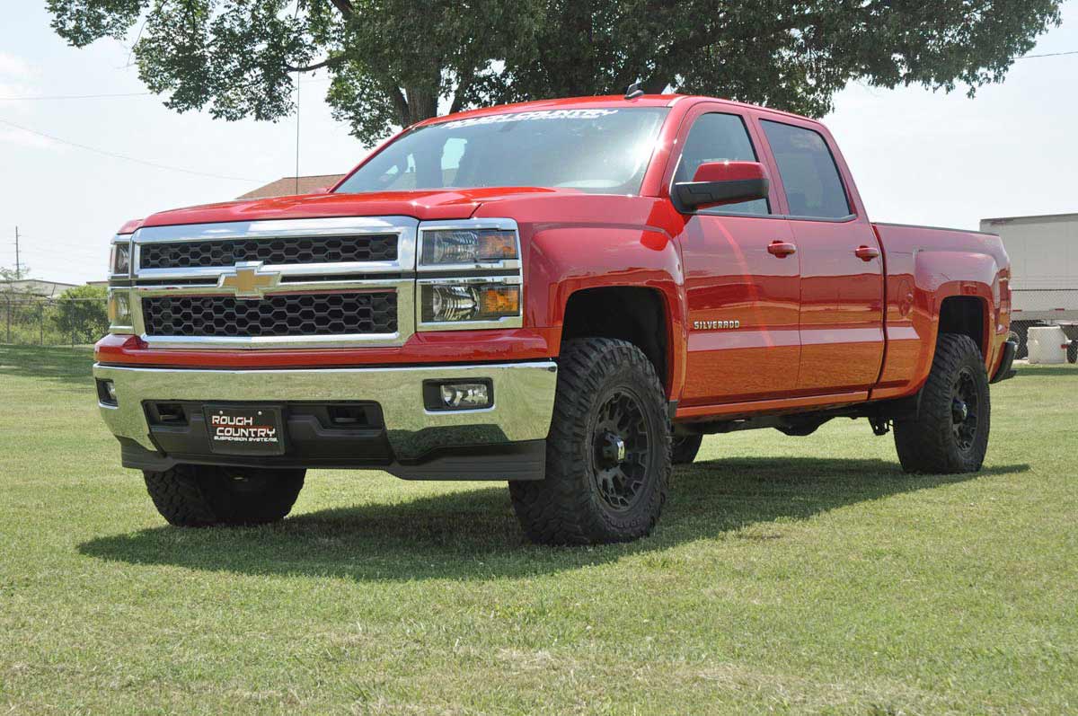 Rough Country 1340 2.5 Inch Lift Kit | Alu/Cast Steel | M1 Strut | Chevy/GMC 1500 (07-18)