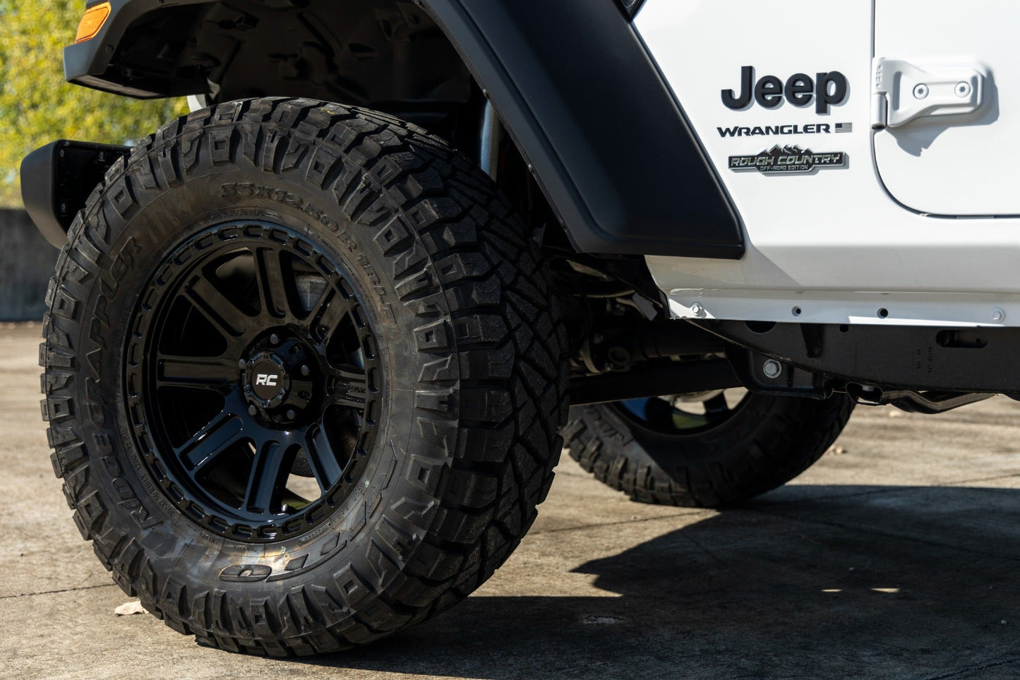 Rough Country 84180918 Rough Country 84 Series Wheel | Gloss Black | 18x8.5 | 5x5 | +0mm