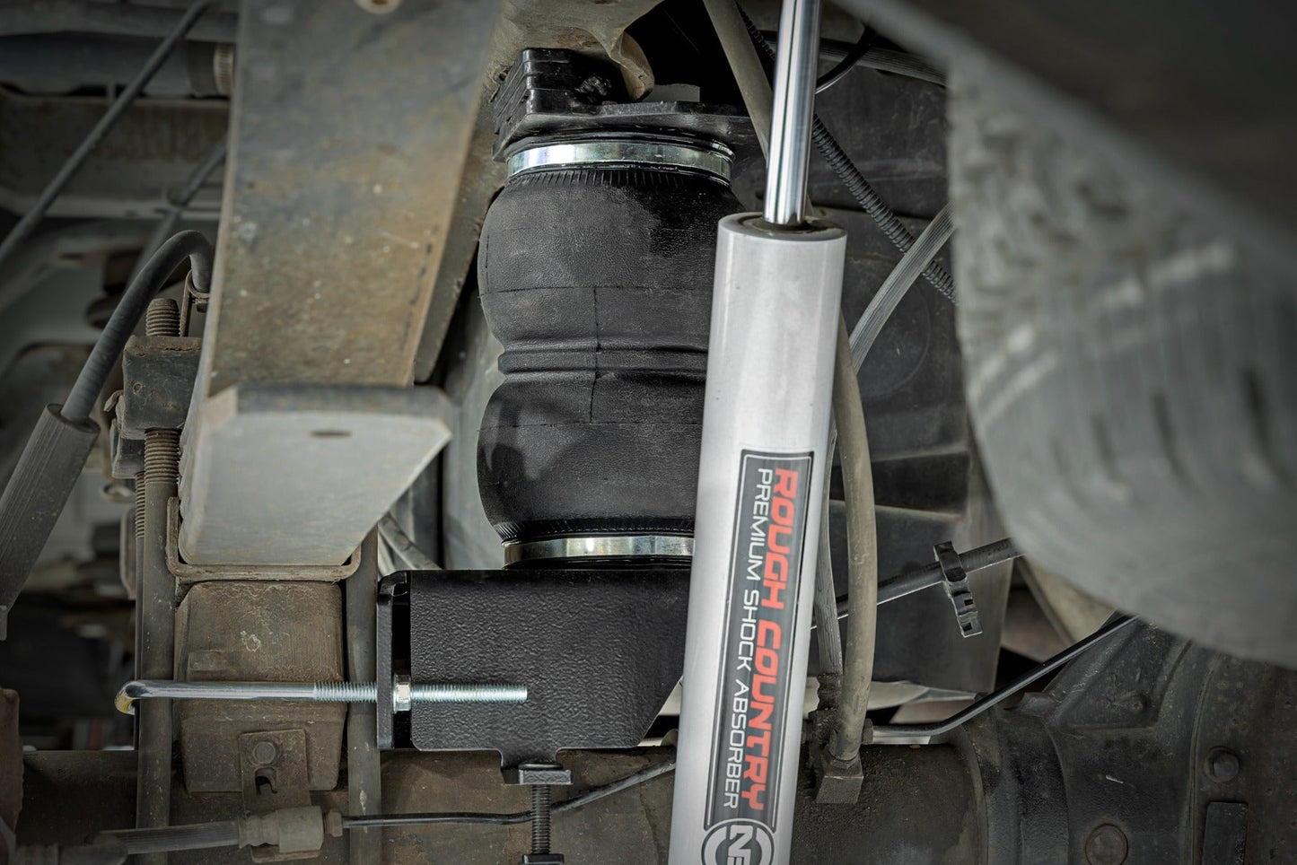 Rough Country 10023C Air Spring Kit w/compressor | Ford F-250/F-350 Super Duty 4WD (2005-2016)