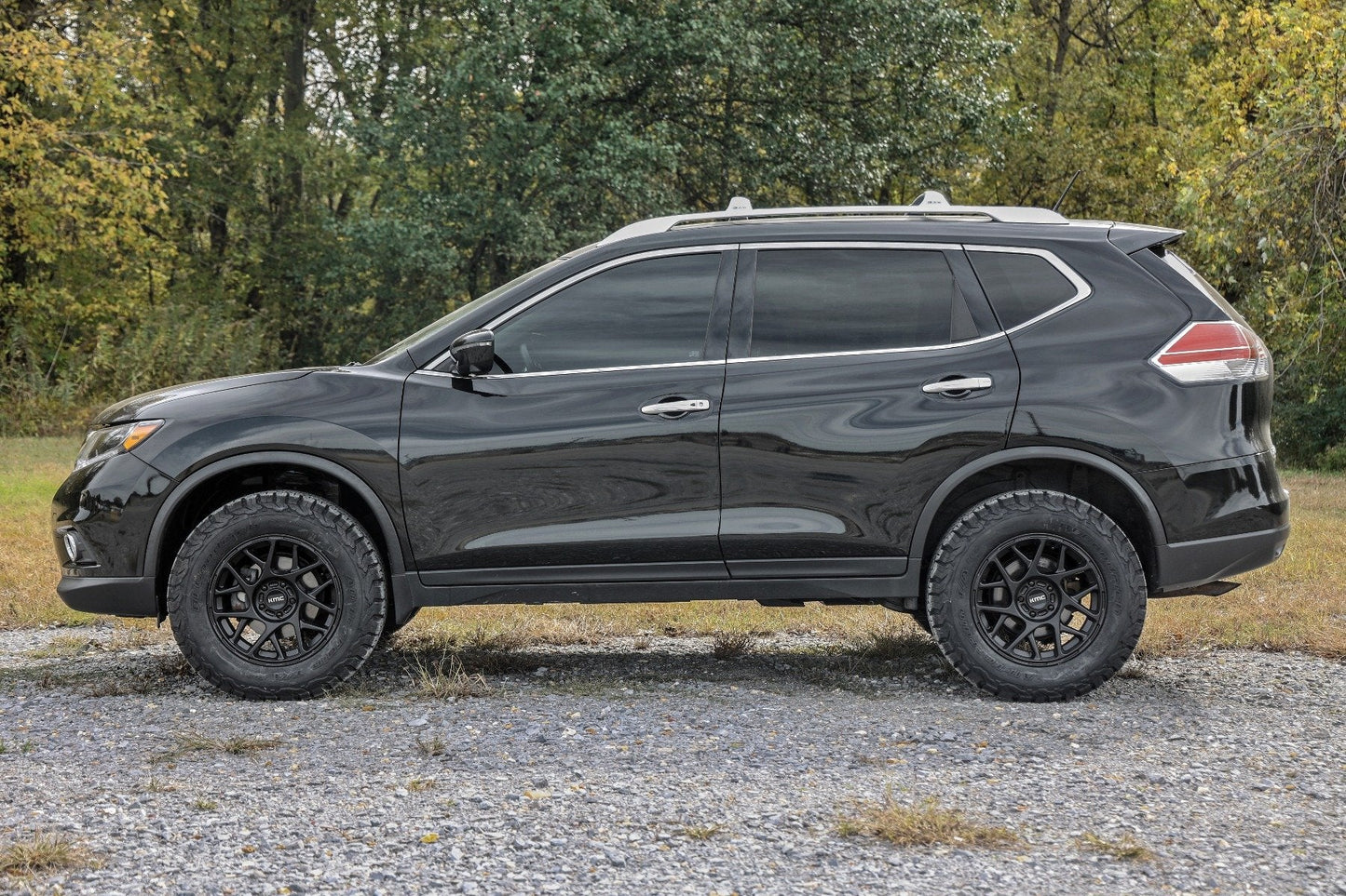 Rough Country 83331 1.5 Inch Lift Kit | Lifted Struts | Nissan Rogue 4WD (2014-2020)