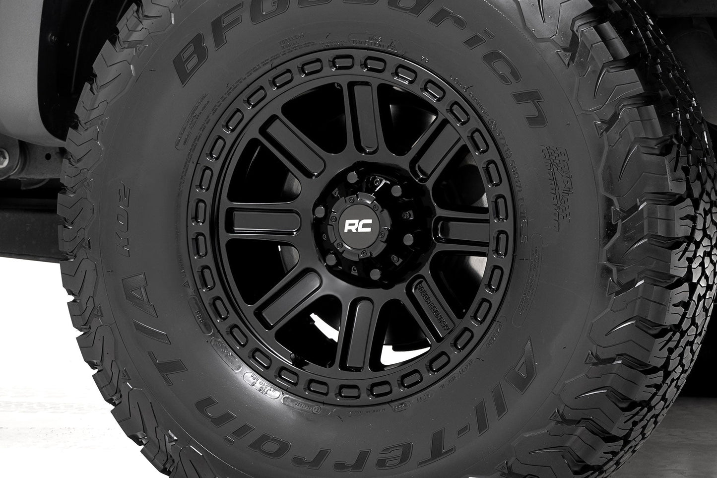 Rough Country 84170912 Rough Country 84 Series Wheel | Gloss Black | 17x8.5 | 6x5.5 | +0mm
