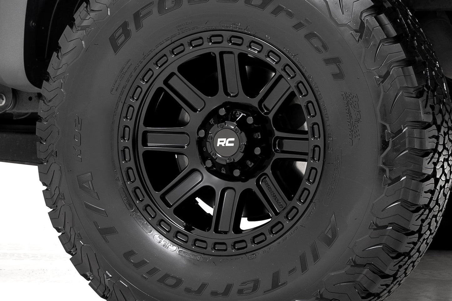 Rough Country 84172512 Rough Country 84 Series Wheel | Gloss Black | 17x8.5 | 6x5.5 | +25mm
