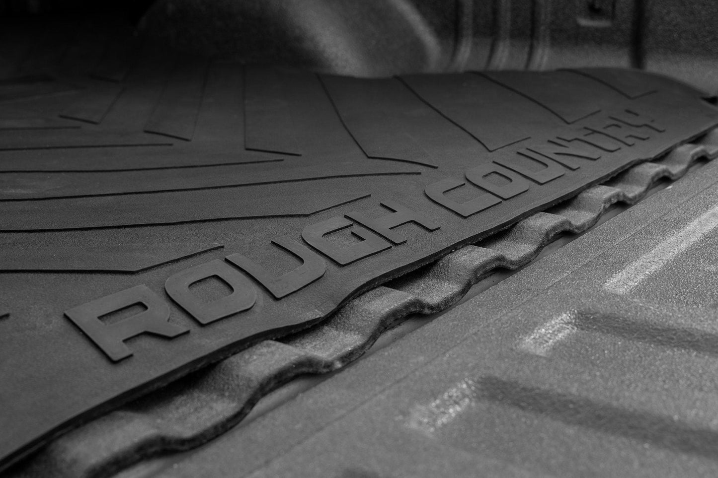 Rough Country RCM690 Bed Mat | 5' Bed | RC Logo | Chevy/GMC Canyon/Colorado 2WD/4WD (2015-2022)