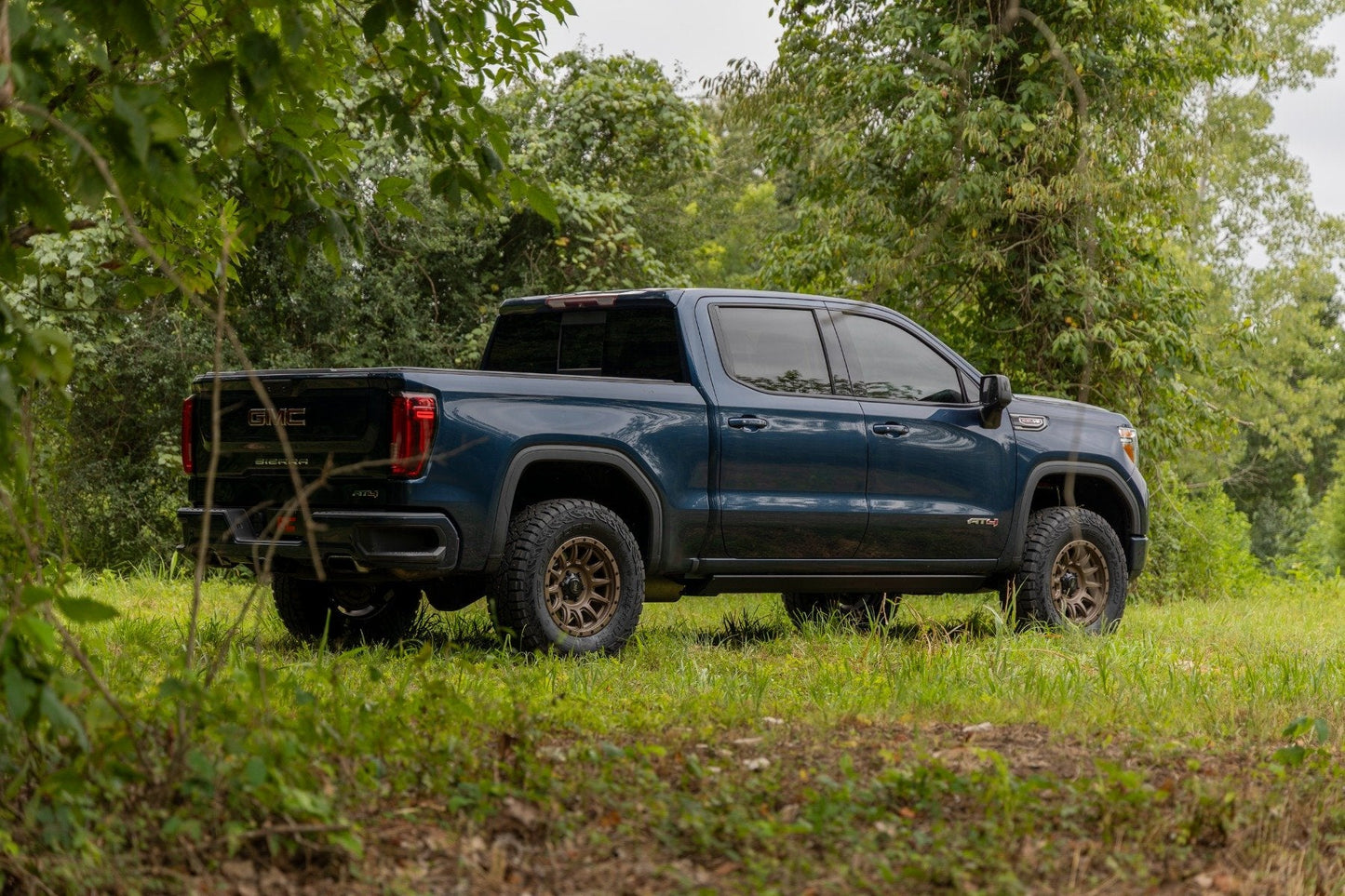 Rough Country 28840 3.5 Inch Lift Kit | Mono Leaf Rear | M1 Struts/M1 | GMC Sierra 1500 2WD/4WD (2019-2024 & Classic)