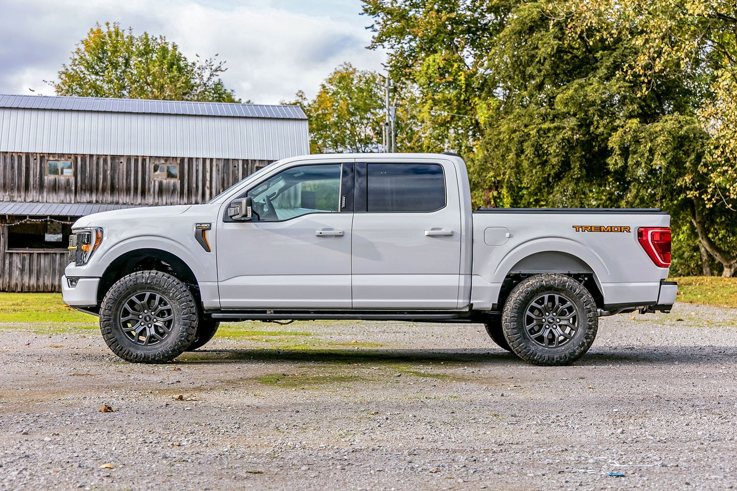 Rough Country 510040 2.5 Inch Lift Kit | M1 Struts | Ford F-150 Tremor 4WD (2021-2025)