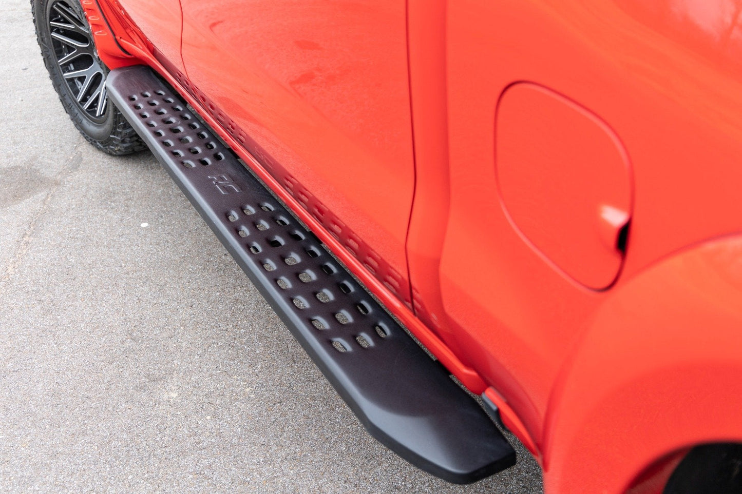 Rough Country 44002 RPT2 Running Boards | Crew Cab | Black | Chevy/GMC 1500/2500HD/3500HD (19-26 & Refresh)