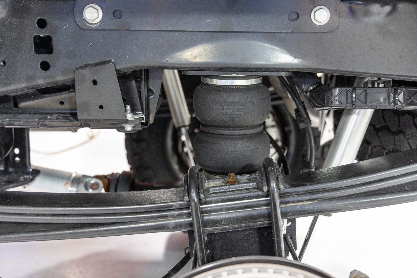 Rough Country 10021 Air Spring Kit | 3-6" Lifts | Ford F-250/F-350 Super Duty 4WD (2017-2022)