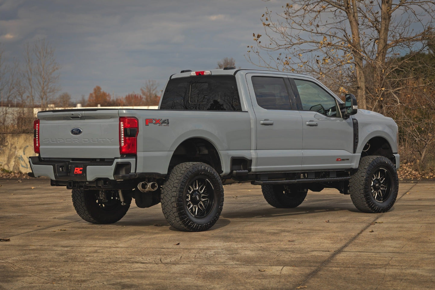 Rough Country 400358 4.5 Inch Lift Kit  | R/A | C/O V2 | Ford F-250/F-350 Super Duty 4WD (23-26)