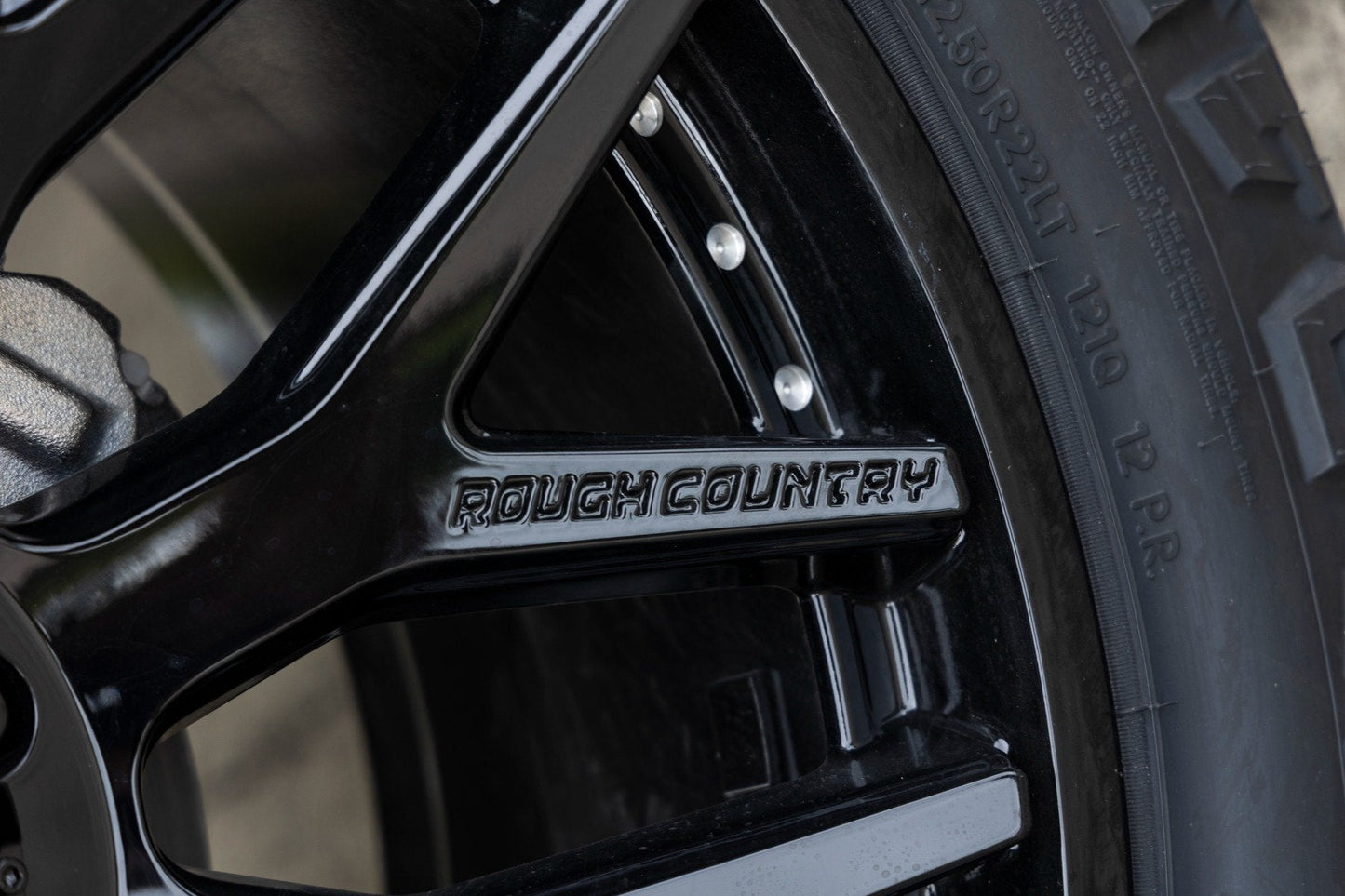 Rough Country 95221012 Rough Country 95 Series Wheel | One-Piece | Gloss Black | 22x10 | 6x5.5 | -25mm