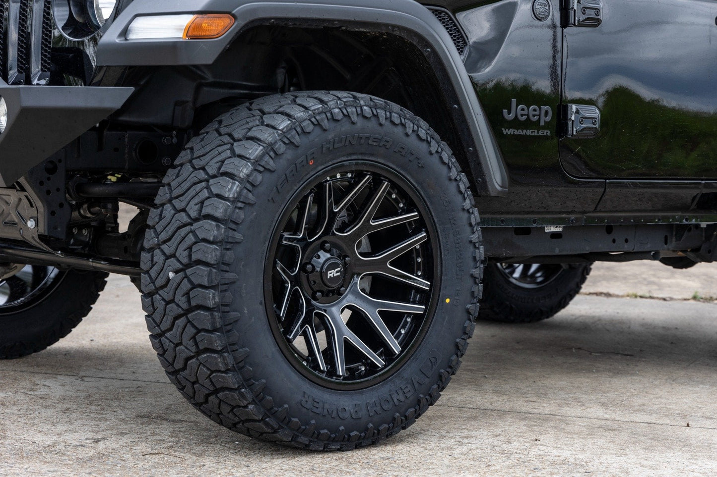 Rough Country 95201018M Rough Country 95 Series Wheel | Machined One-Piece | Gloss Black | 20x10 | 5x5 | -19mm