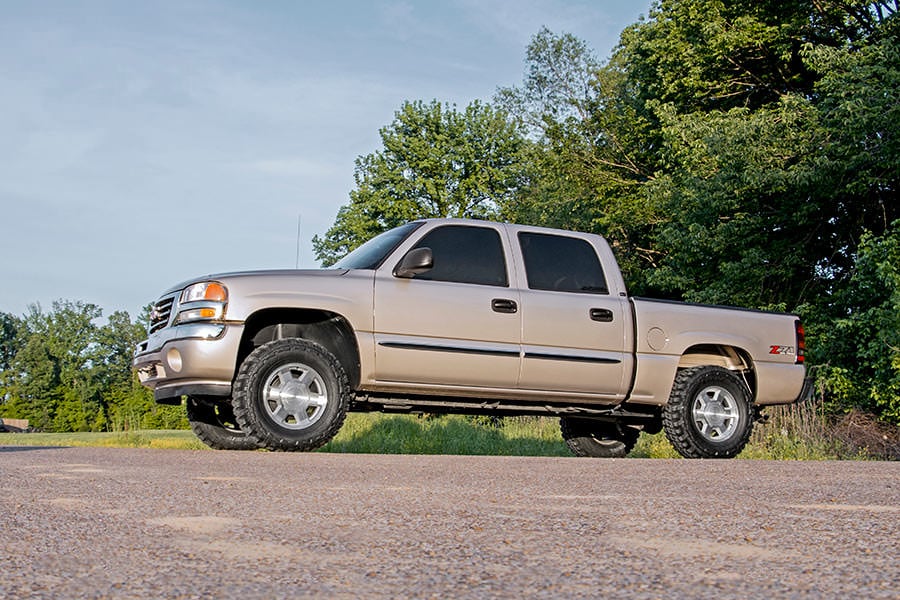 Rough Country 28370 1.5-2 Inch Lift Kit | V2 | Chevy Silverado & GMC Sierra 1500 4WD (1999-2006 & Classic)