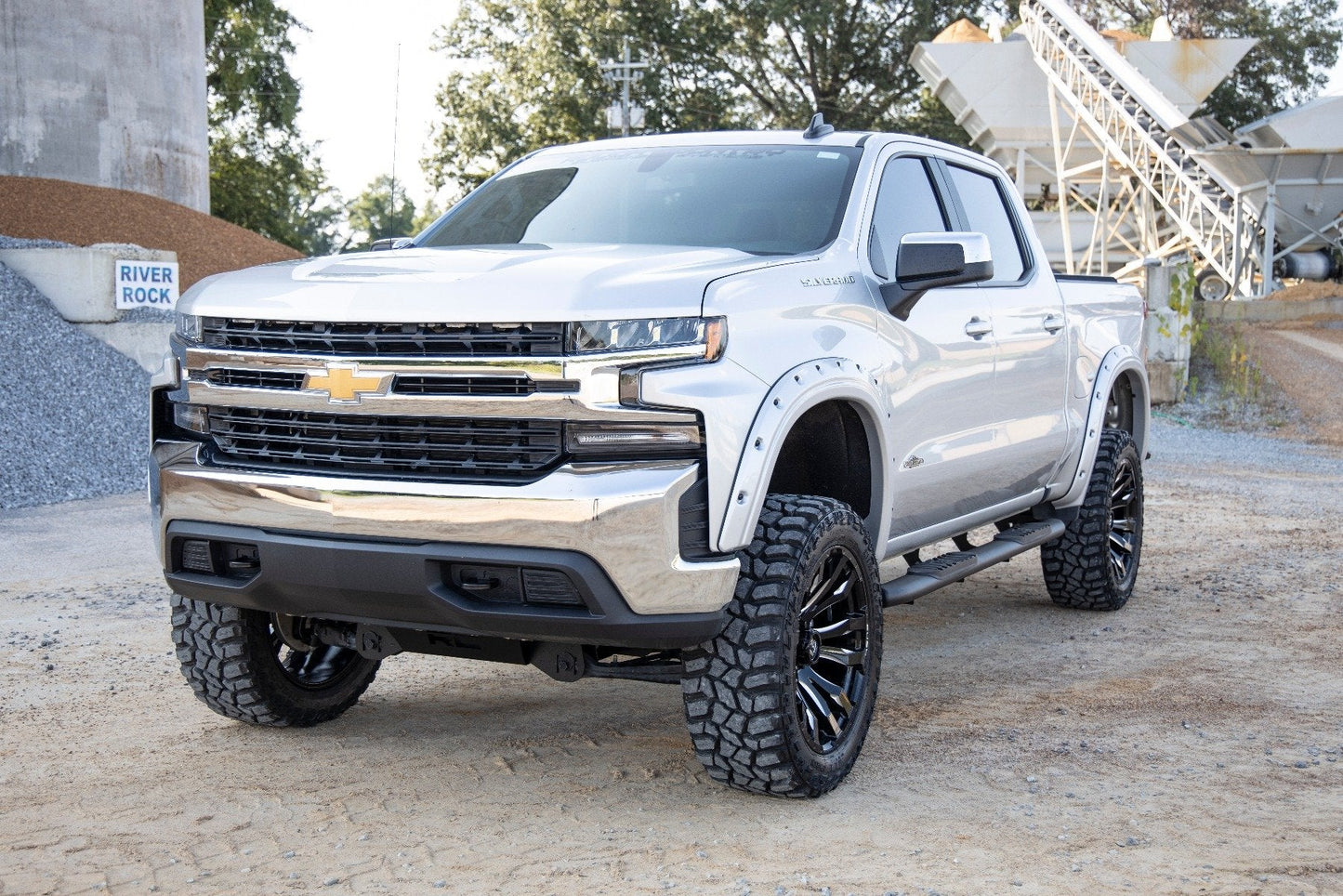 Rough Country 21002 Oval Nerf Step | Crew Cab | Chevy/GMC 1500/2500HD/3500HD (19-26 & Refresh)